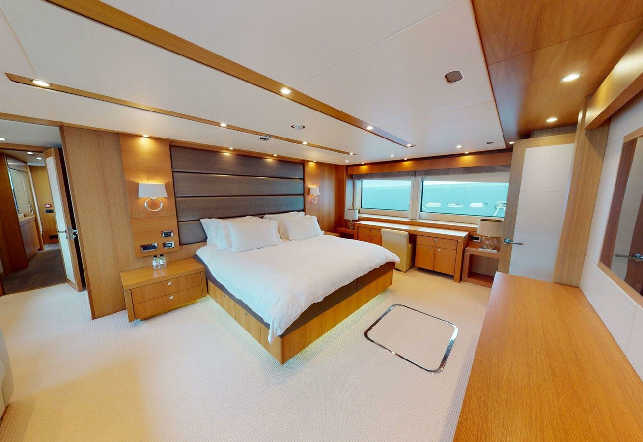 https://s3.amazonaws.com/boss.yatco.com/ForCharter/Vessel/Photo/3039/large_20871.jpg