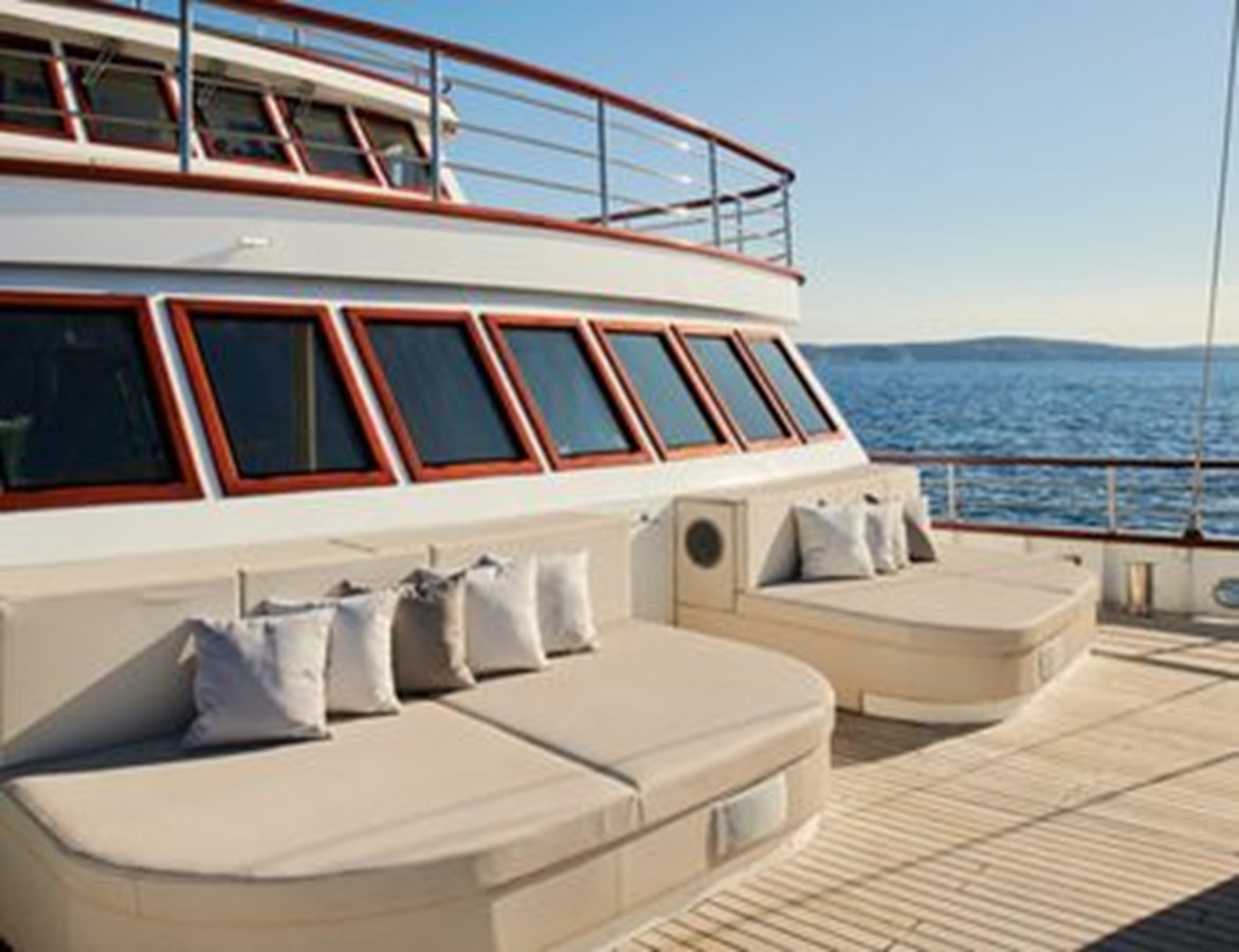 https://s3.amazonaws.com/boss.yatco.com/ForCharter/Vessel/Photo/3120/large_24022.jpg