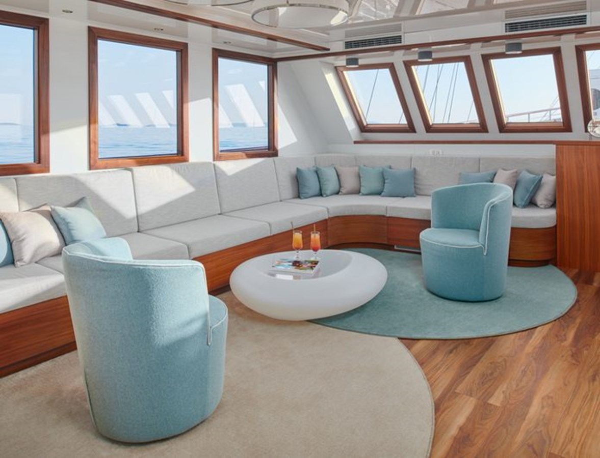 https://s3.amazonaws.com/boss.yatco.com/ForCharter/Vessel/Photo/3120/large_24026.jpg