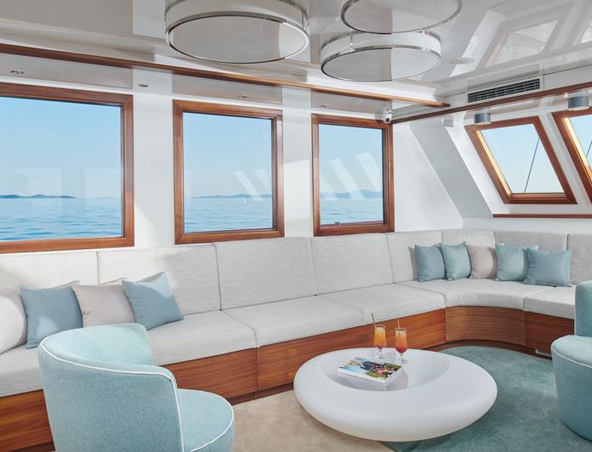 https://s3.amazonaws.com/boss.yatco.com/ForCharter/Vessel/Photo/3120/large_24027.jpg