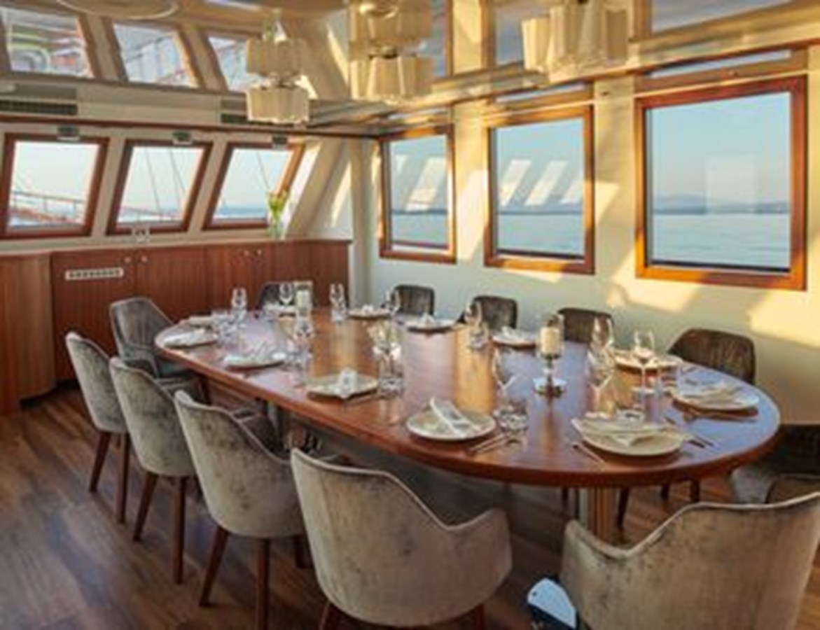 https://s3.amazonaws.com/boss.yatco.com/ForCharter/Vessel/Photo/3120/large_24031.jpg