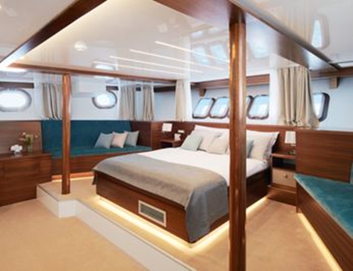 https://s3.amazonaws.com/boss.yatco.com/ForCharter/Vessel/Photo/3120/large_24034.jpg