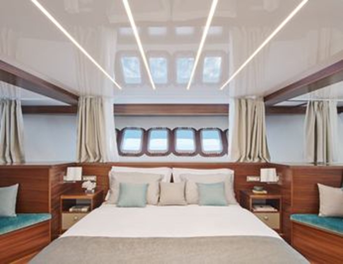 https://s3.amazonaws.com/boss.yatco.com/ForCharter/Vessel/Photo/3120/large_24035.jpg