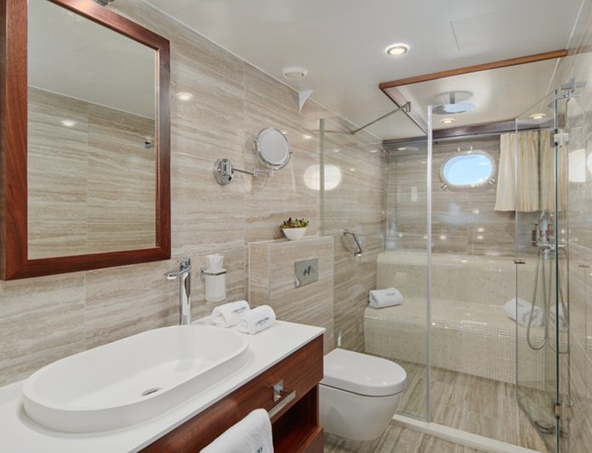 https://s3.amazonaws.com/boss.yatco.com/ForCharter/Vessel/Photo/3120/large_24039.jpg