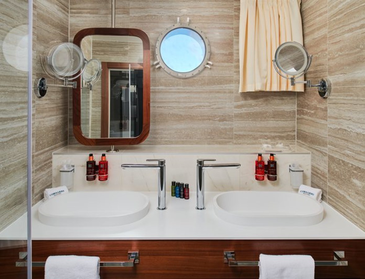https://s3.amazonaws.com/boss.yatco.com/ForCharter/Vessel/Photo/3120/large_24044.jpg