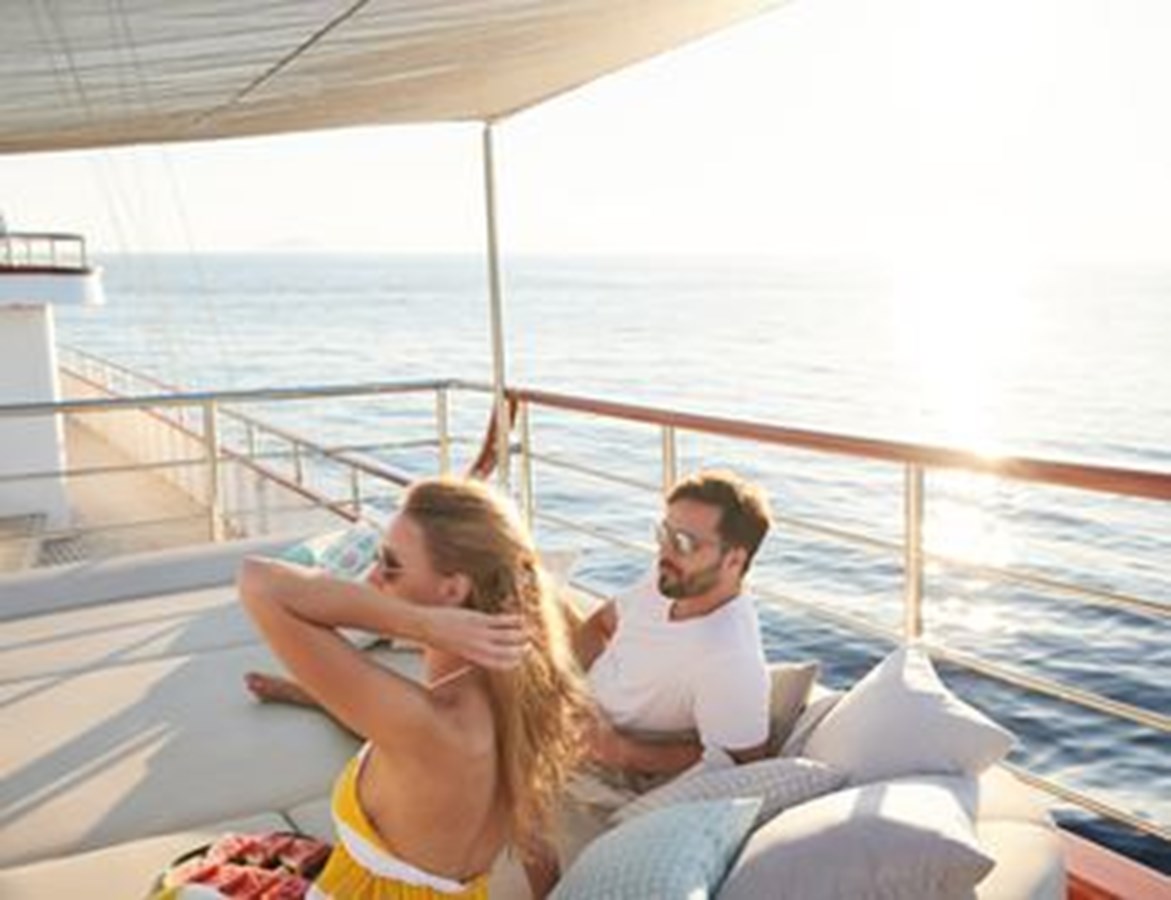 https://s3.amazonaws.com/boss.yatco.com/ForCharter/Vessel/Photo/3120/large_24078.jpg
