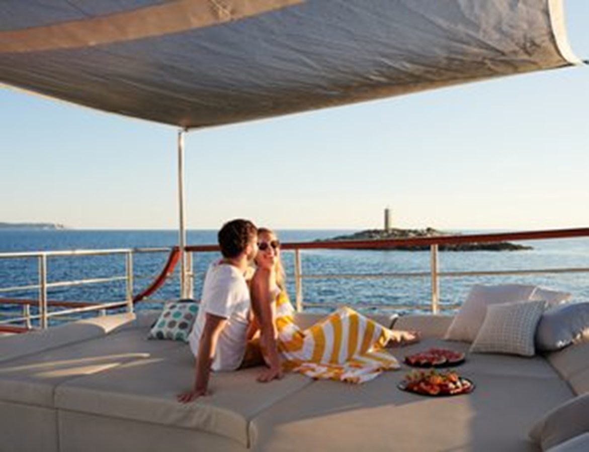 https://s3.amazonaws.com/boss.yatco.com/ForCharter/Vessel/Photo/3120/large_24079.jpg