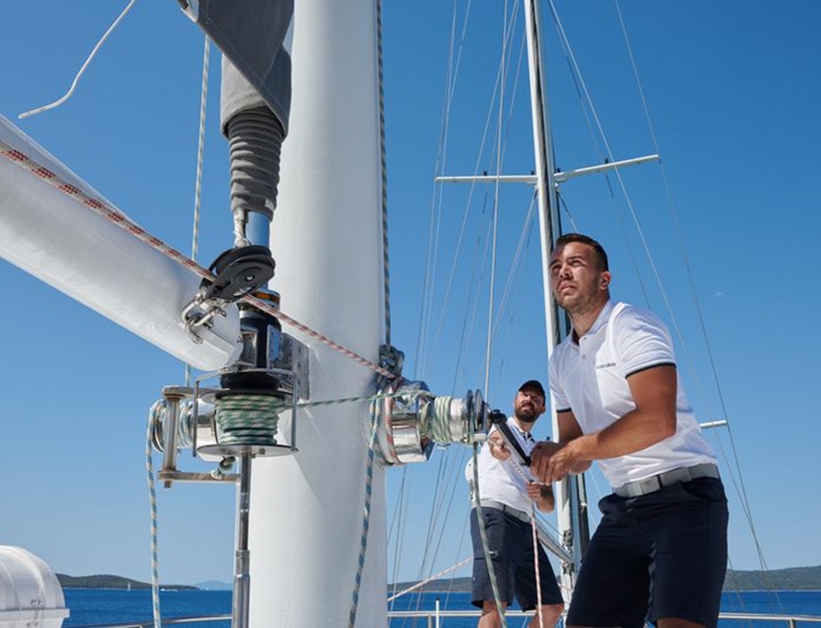 https://s3.amazonaws.com/boss.yatco.com/ForCharter/Vessel/Photo/3120/large_24081.jpg