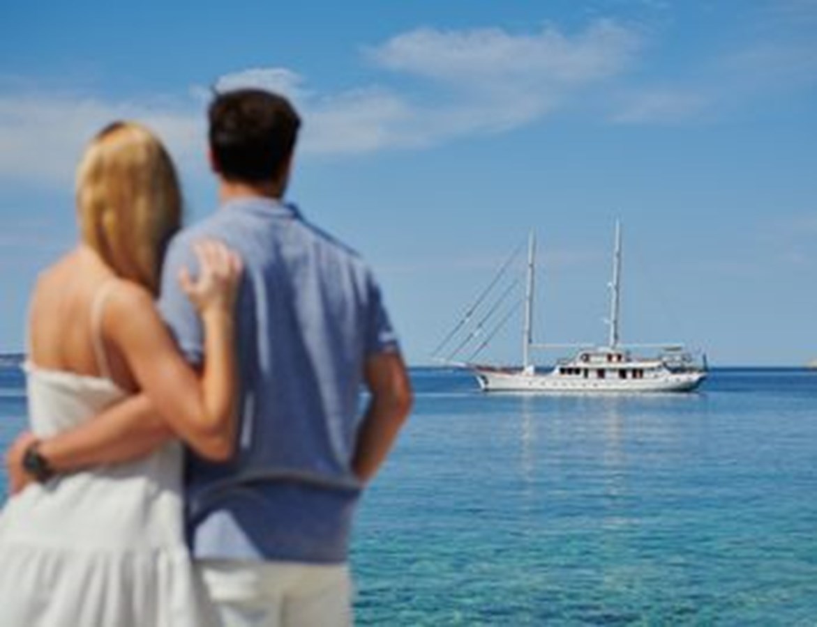 https://s3.amazonaws.com/boss.yatco.com/ForCharter/Vessel/Photo/3120/large_24082.jpg
