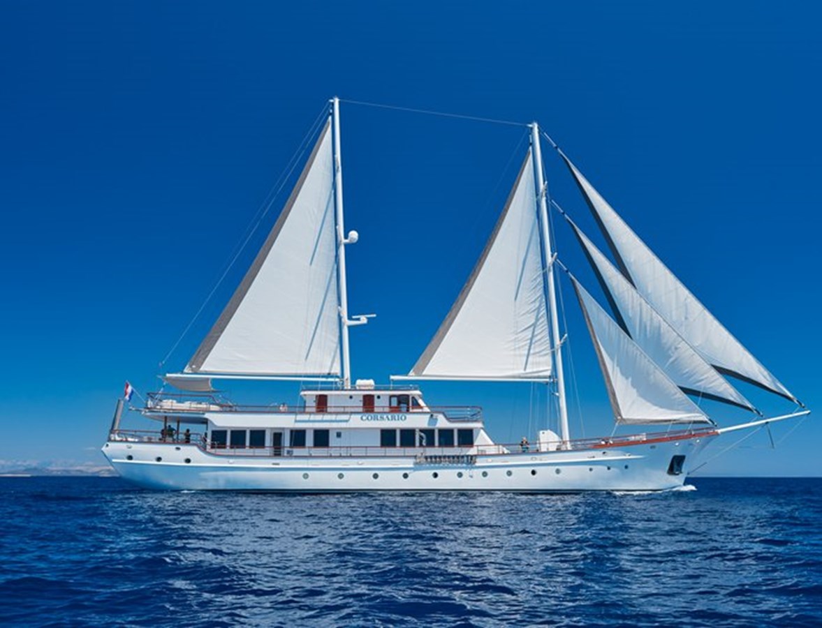 https://s3.amazonaws.com/boss.yatco.com/ForCharter/Vessel/Photo/3120/large_24086.jpg