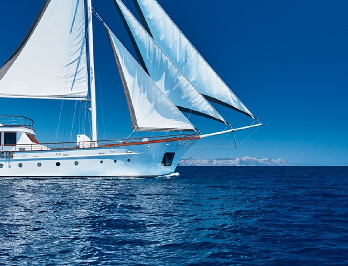 https://s3.amazonaws.com/boss.yatco.com/ForCharter/Vessel/Photo/3120/large_24087.jpg