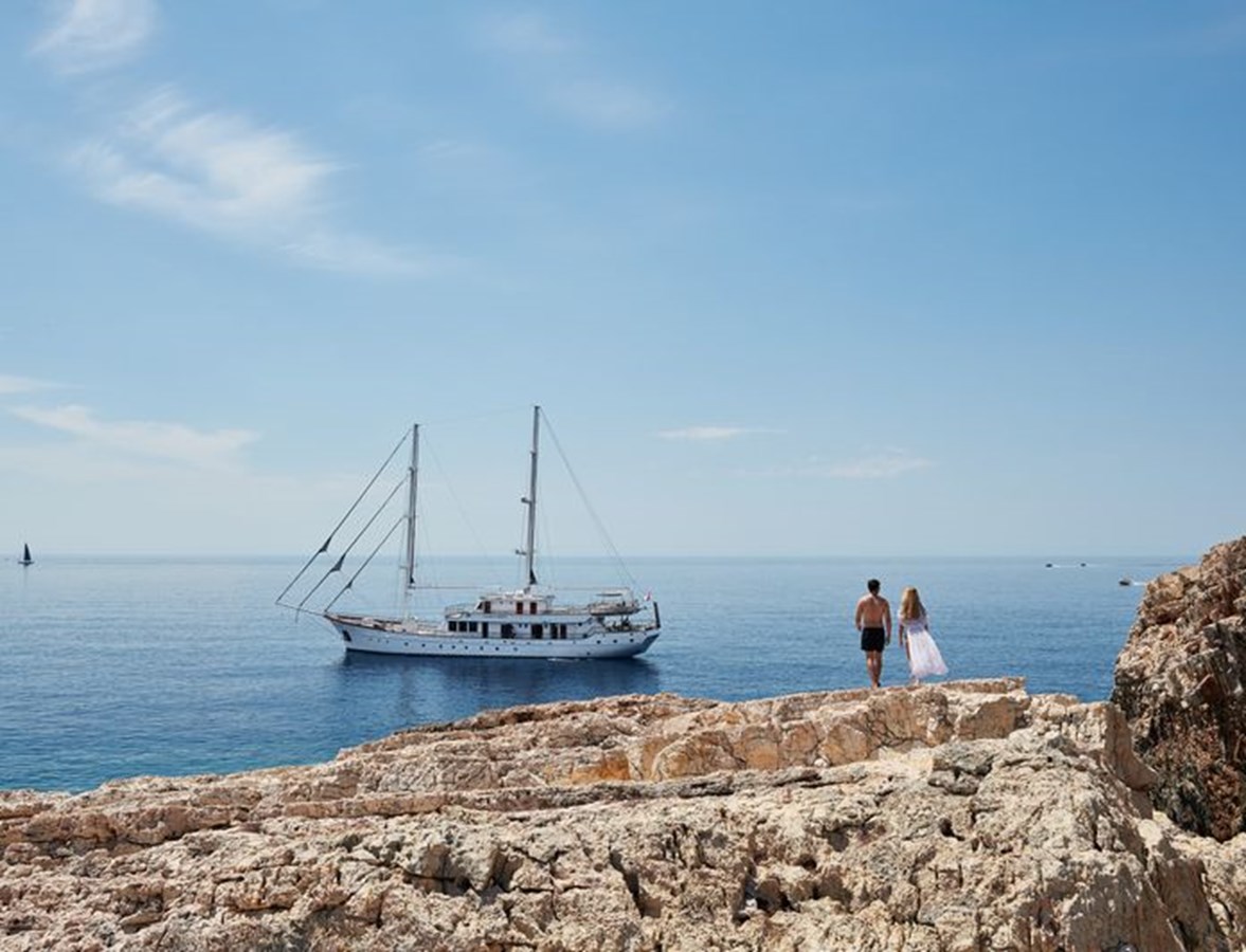https://s3.amazonaws.com/boss.yatco.com/ForCharter/Vessel/Photo/3120/large_24093.jpg