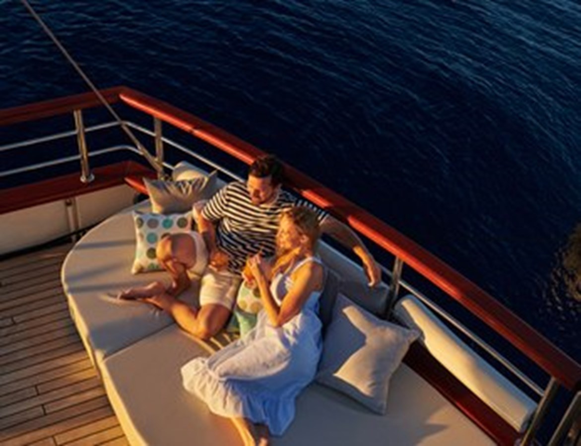 https://s3.amazonaws.com/boss.yatco.com/ForCharter/Vessel/Photo/3120/large_24114.jpg