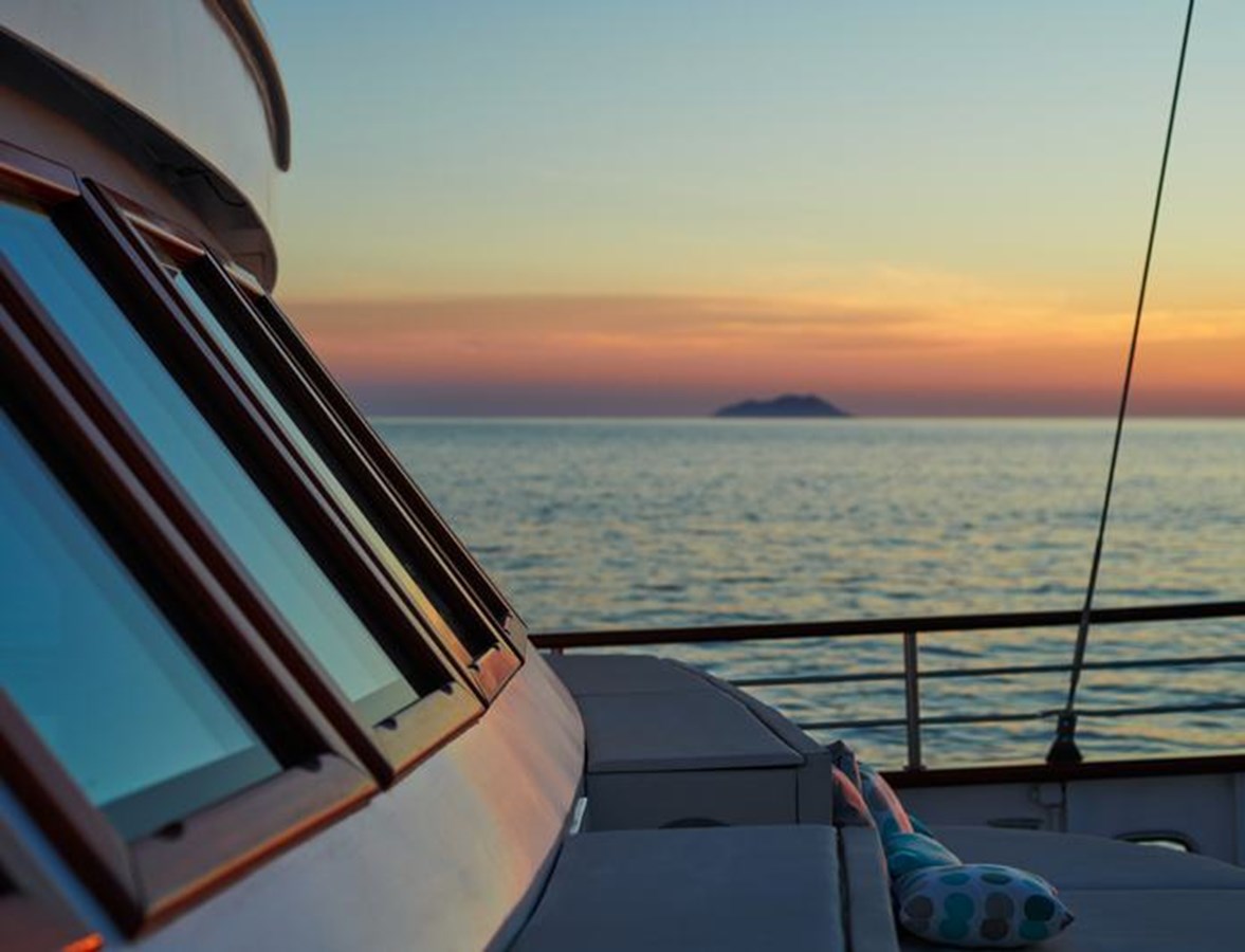 https://s3.amazonaws.com/boss.yatco.com/ForCharter/Vessel/Photo/3120/large_24117.jpg