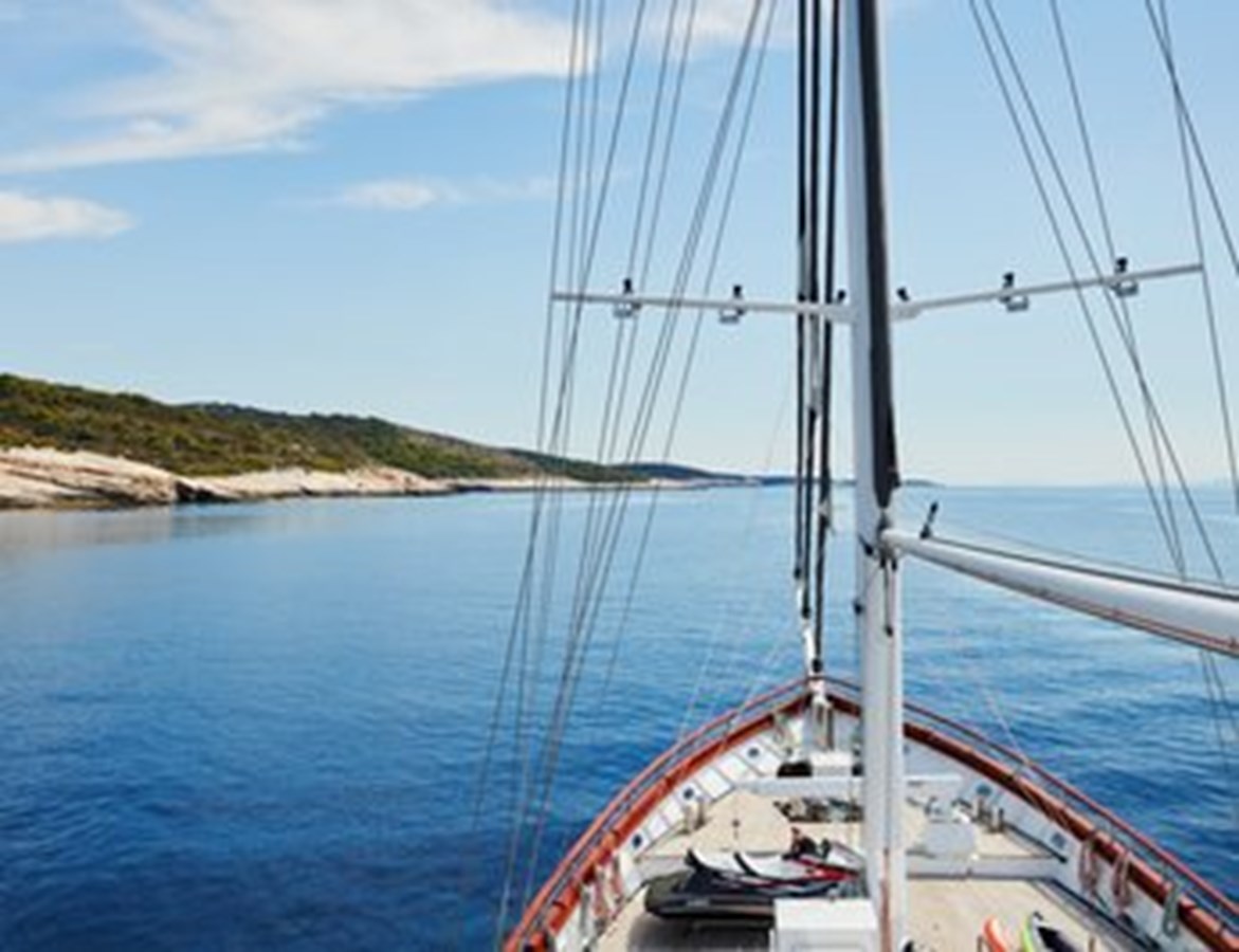 https://s3.amazonaws.com/boss.yatco.com/ForCharter/Vessel/Photo/3120/large_24119.jpg