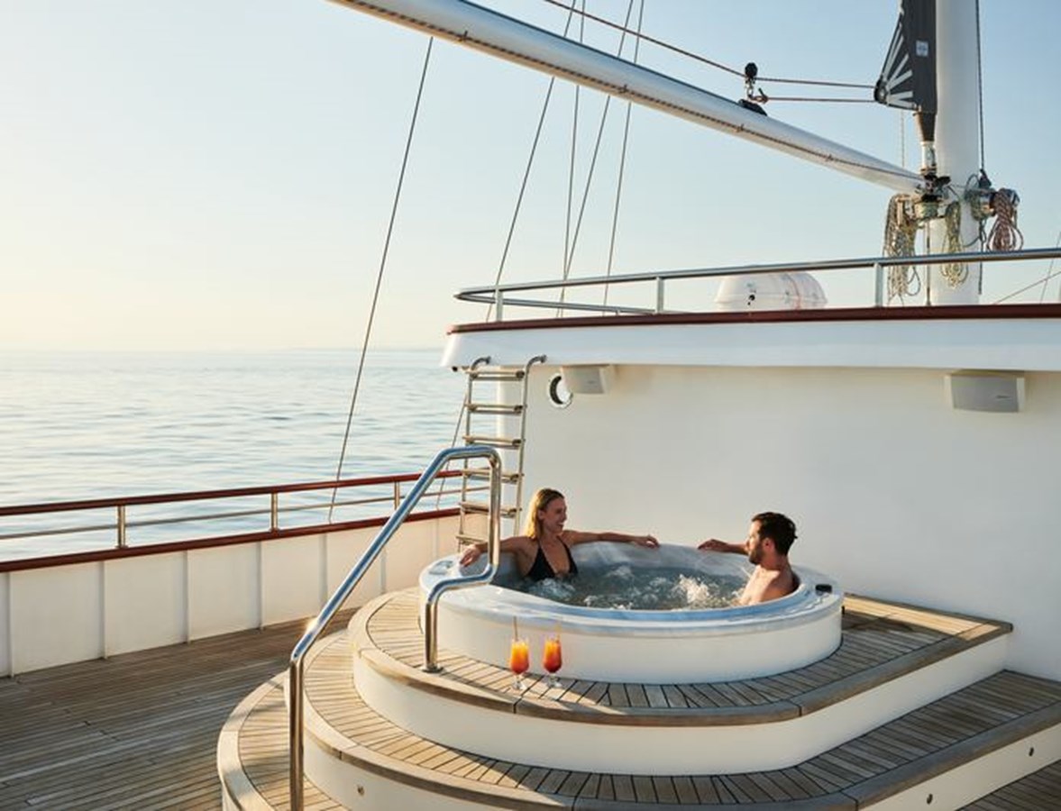 https://s3.amazonaws.com/boss.yatco.com/ForCharter/Vessel/Photo/3120/large_24123.jpg