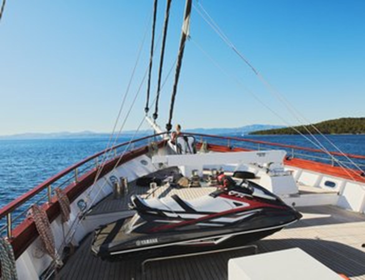 https://s3.amazonaws.com/boss.yatco.com/ForCharter/Vessel/Photo/3120/large_24124.jpg