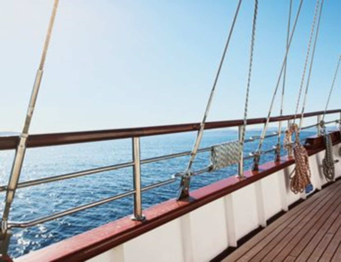 https://s3.amazonaws.com/boss.yatco.com/ForCharter/Vessel/Photo/3120/large_24127.jpg