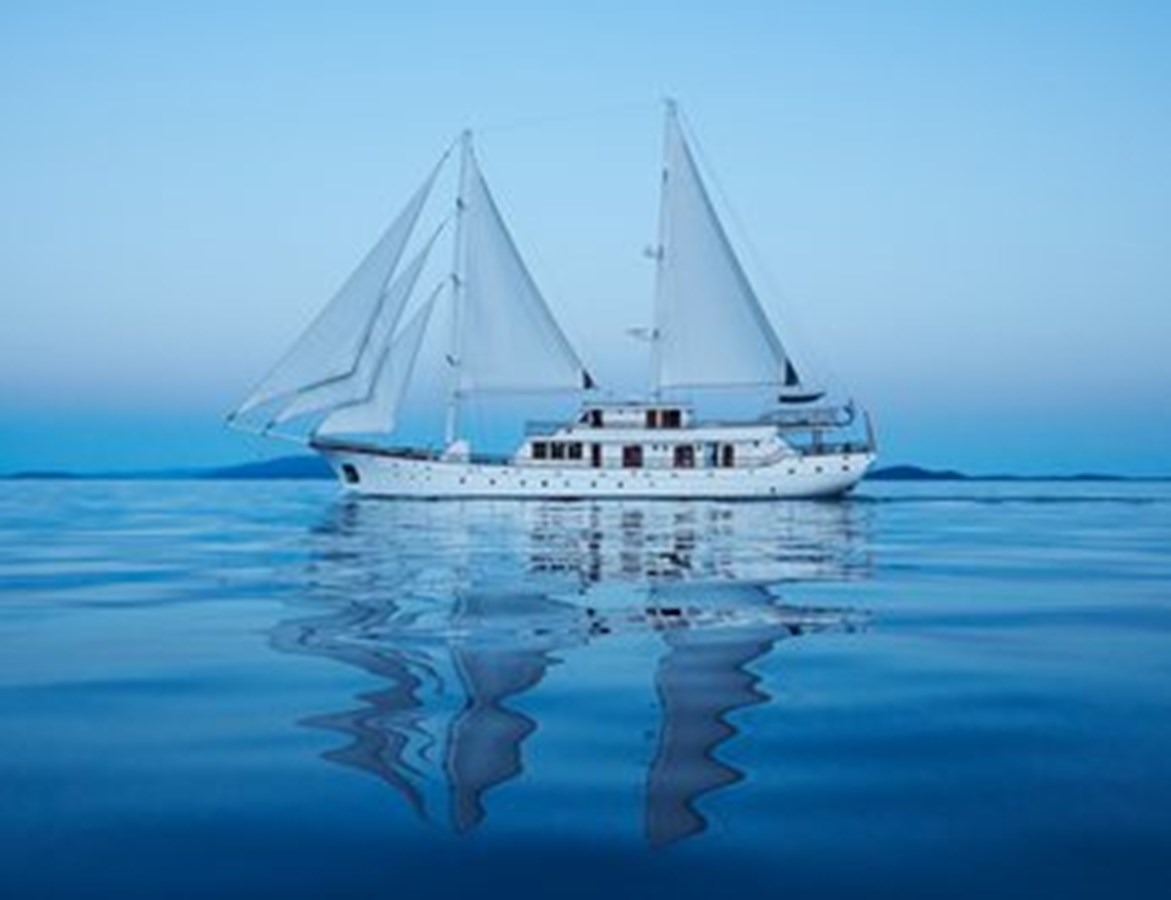 https://s3.amazonaws.com/boss.yatco.com/ForCharter/Vessel/Photo/3120/large_24130.jpg