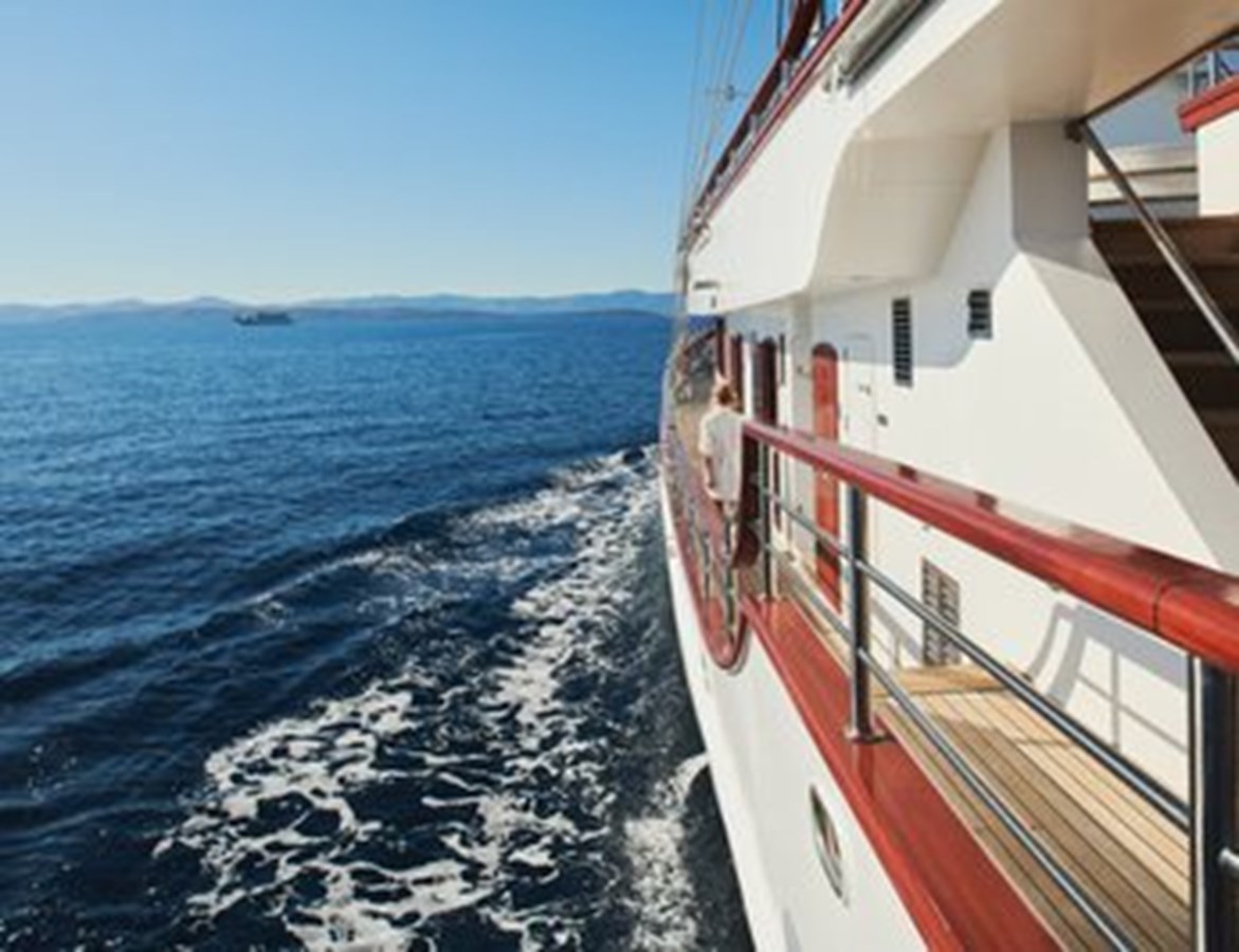https://s3.amazonaws.com/boss.yatco.com/ForCharter/Vessel/Photo/3120/large_24131.jpg