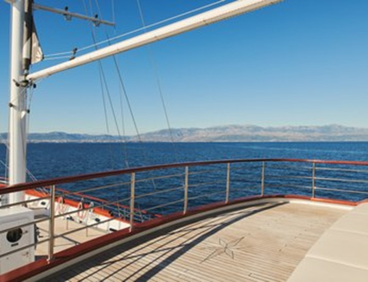 https://s3.amazonaws.com/boss.yatco.com/ForCharter/Vessel/Photo/3120/large_24132.jpg