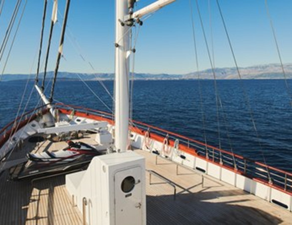 https://s3.amazonaws.com/boss.yatco.com/ForCharter/Vessel/Photo/3120/large_24133.jpg