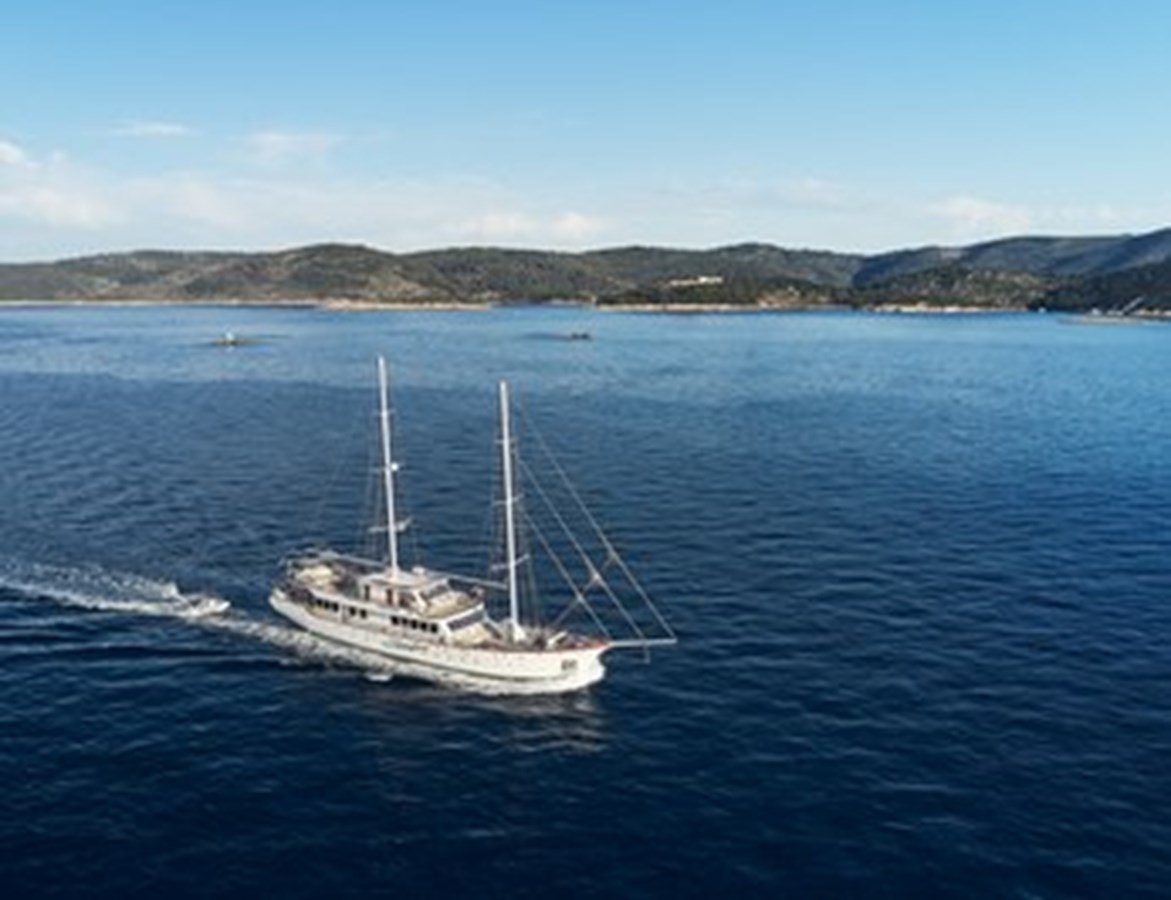 https://s3.amazonaws.com/boss.yatco.com/ForCharter/Vessel/Photo/3120/large_24135.jpg