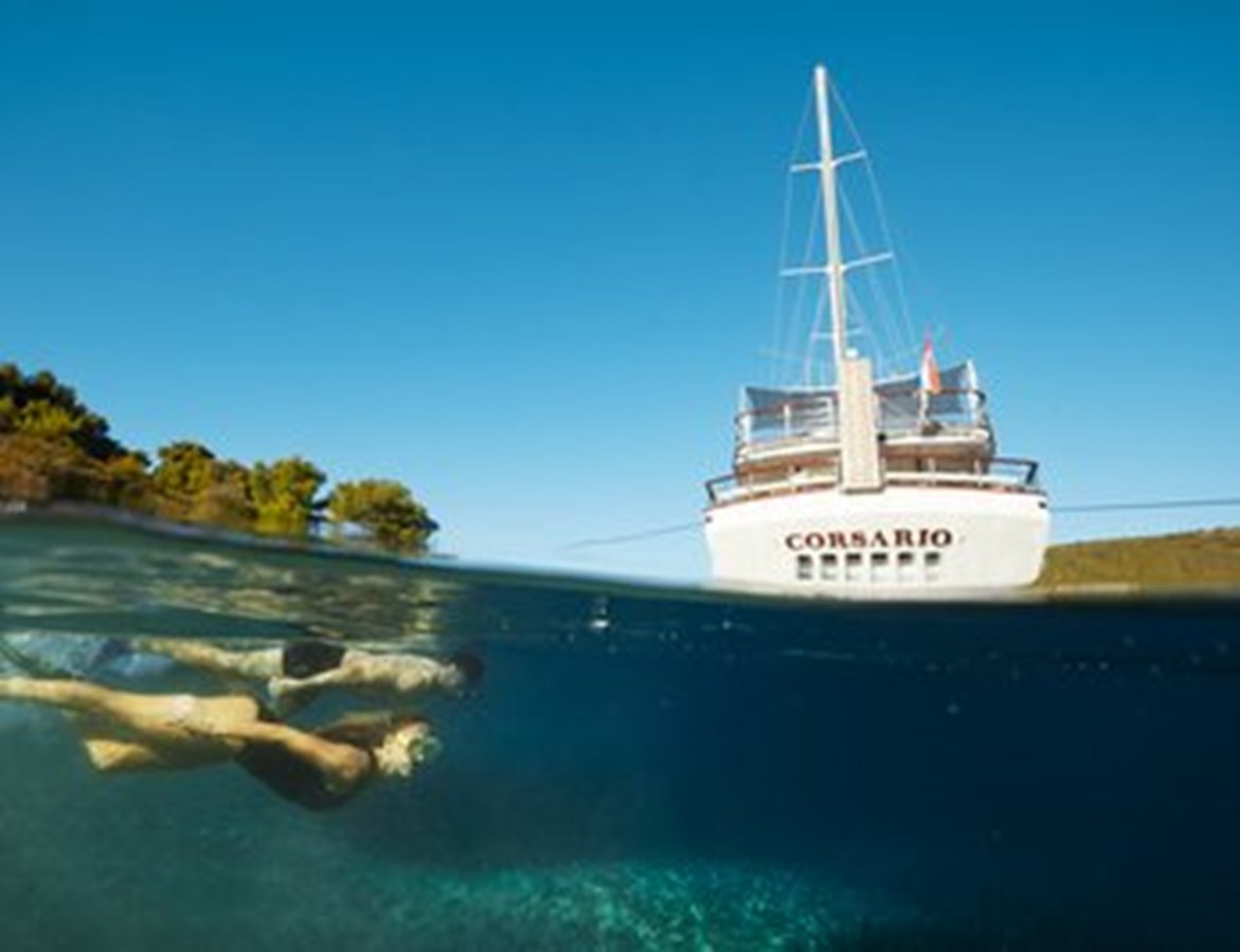 https://s3.amazonaws.com/boss.yatco.com/ForCharter/Vessel/Photo/3120/large_24136.jpg