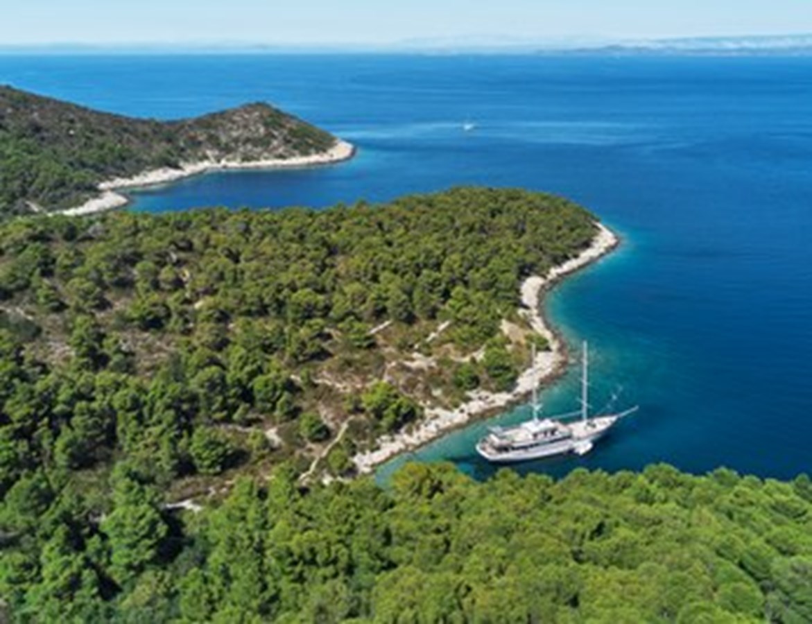 https://s3.amazonaws.com/boss.yatco.com/ForCharter/Vessel/Photo/3120/large_24138.jpg
