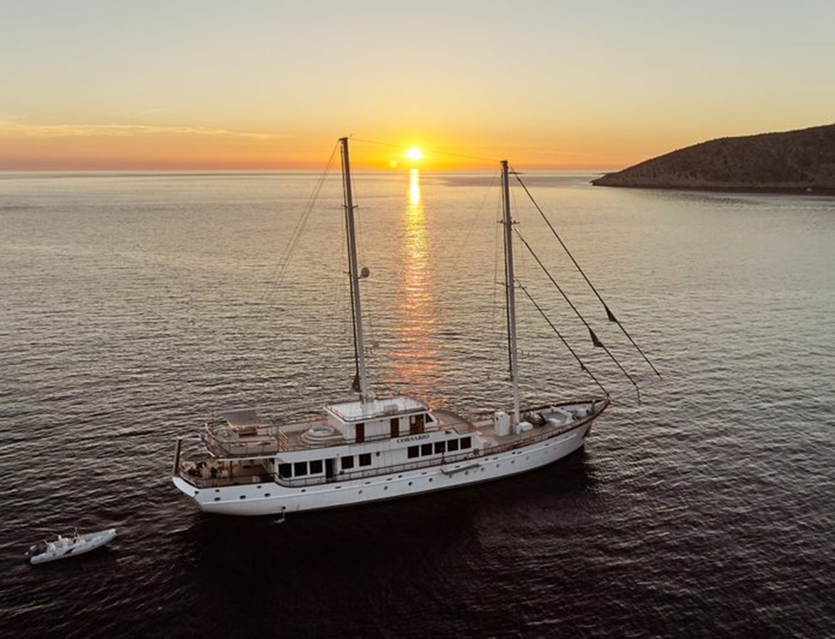 https://s3.amazonaws.com/boss.yatco.com/ForCharter/Vessel/Photo/3120/large_24140.jpg