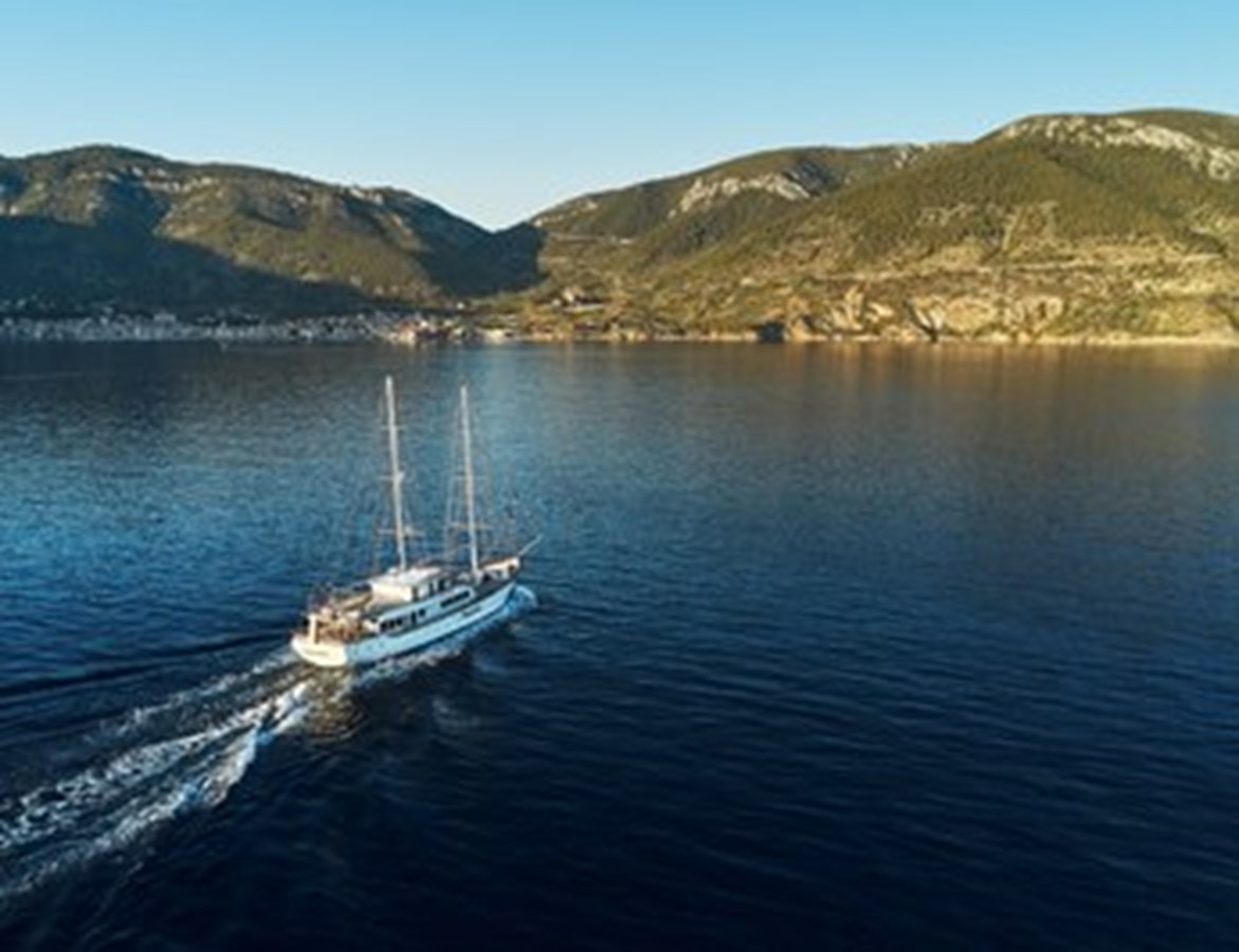 https://s3.amazonaws.com/boss.yatco.com/ForCharter/Vessel/Photo/3120/large_24141.jpg