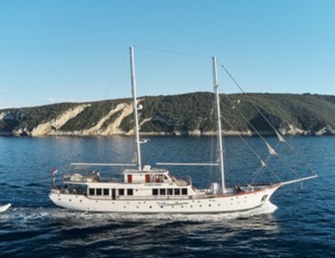 https://s3.amazonaws.com/boss.yatco.com/ForCharter/Vessel/Photo/3120/large_24142.jpg