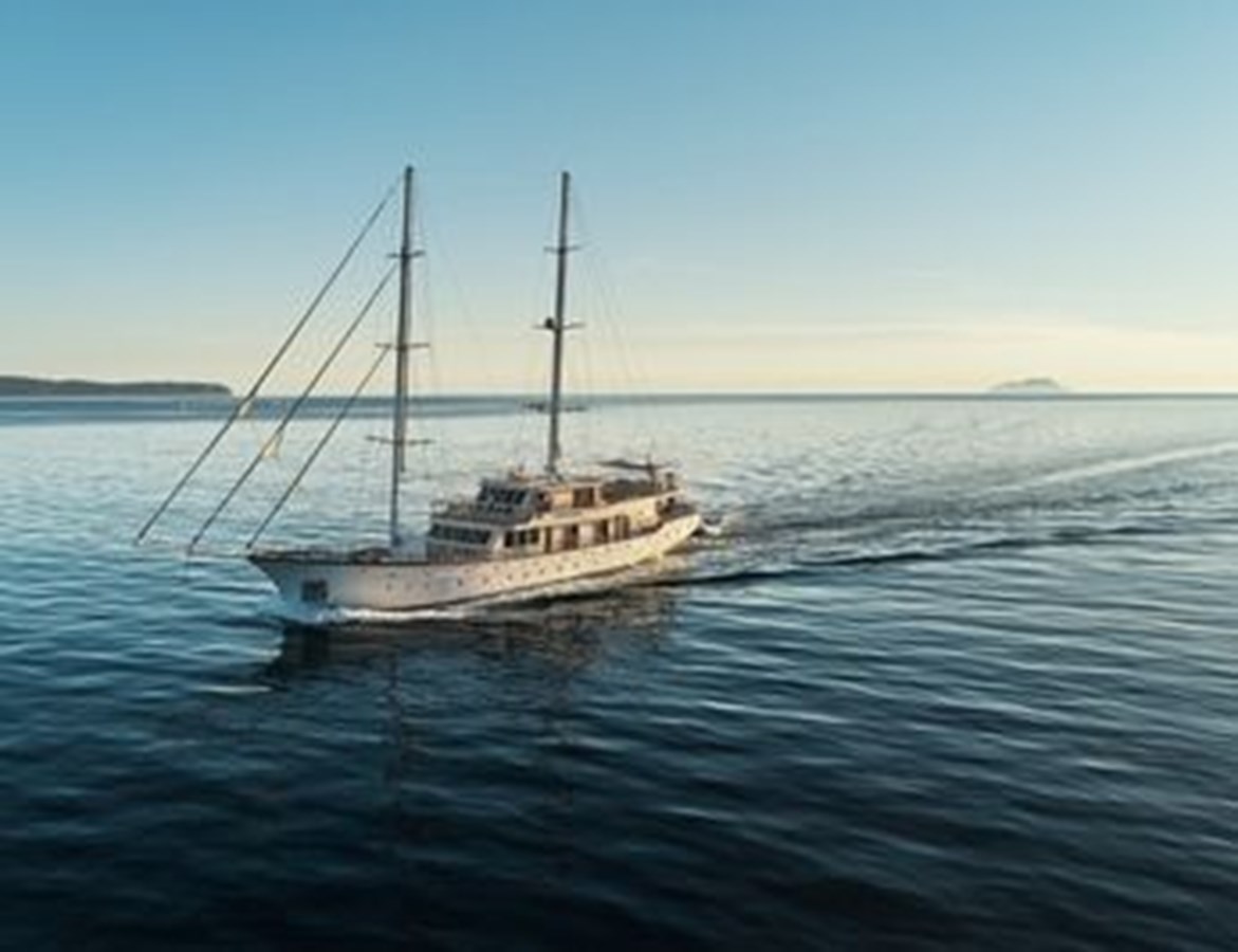 https://s3.amazonaws.com/boss.yatco.com/ForCharter/Vessel/Photo/3120/large_24143.jpg
