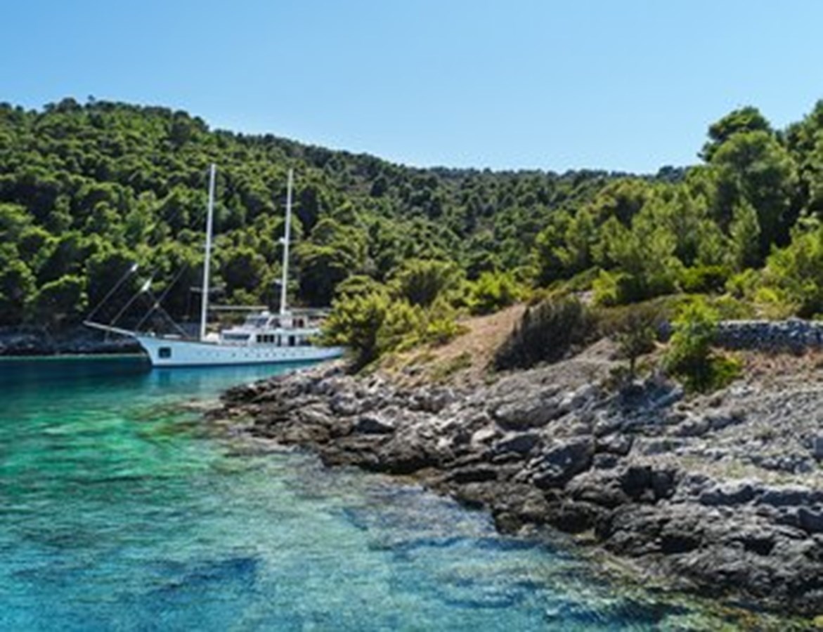 https://s3.amazonaws.com/boss.yatco.com/ForCharter/Vessel/Photo/3120/large_24144.jpg