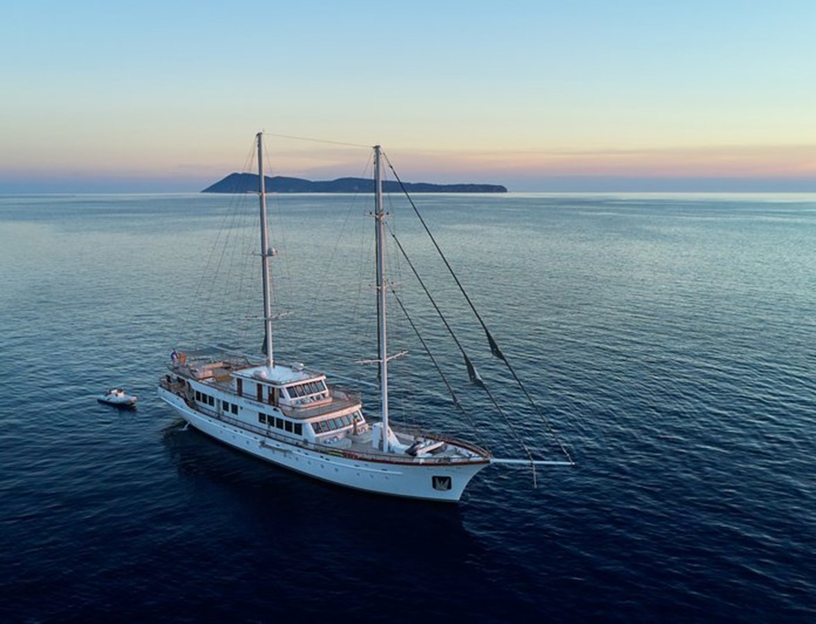 https://s3.amazonaws.com/boss.yatco.com/ForCharter/Vessel/Photo/3120/large_24146.jpg