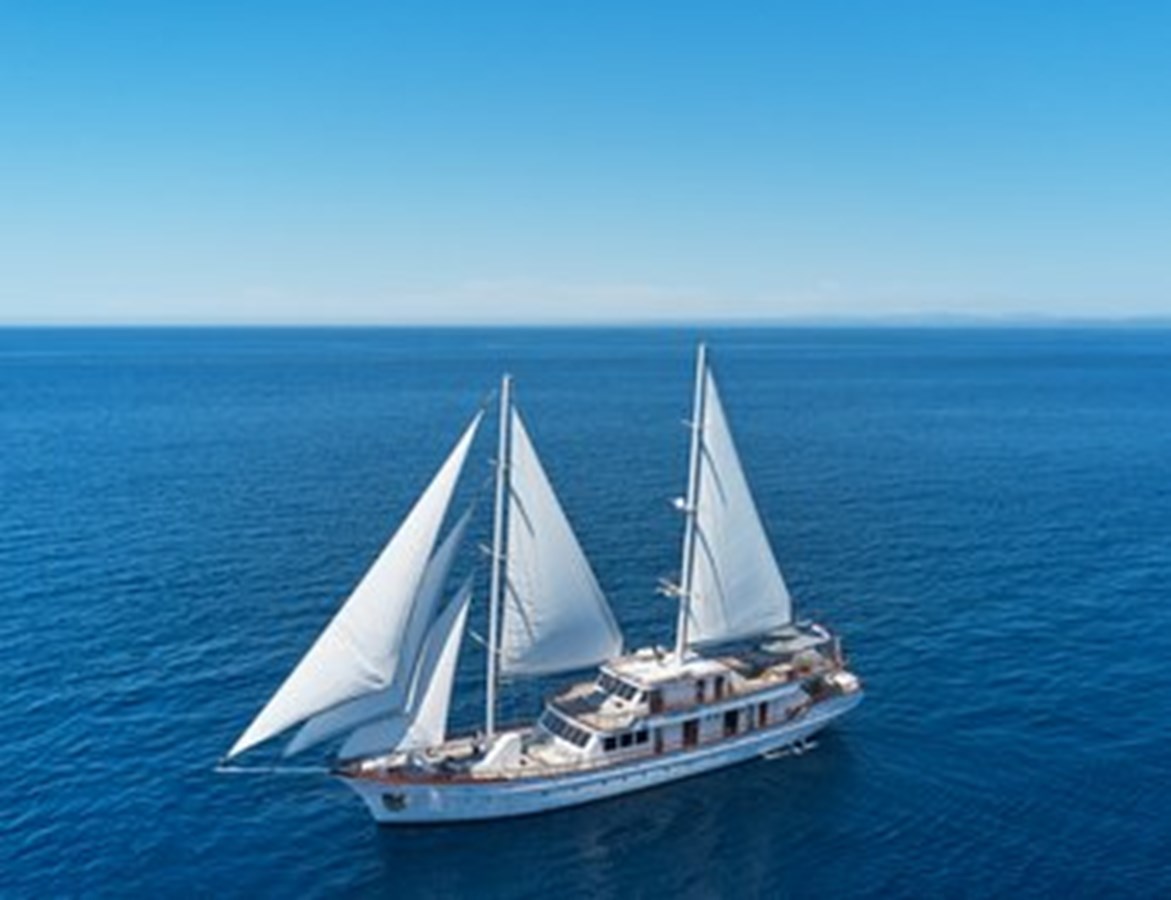 https://s3.amazonaws.com/boss.yatco.com/ForCharter/Vessel/Photo/3120/large_24148.jpg