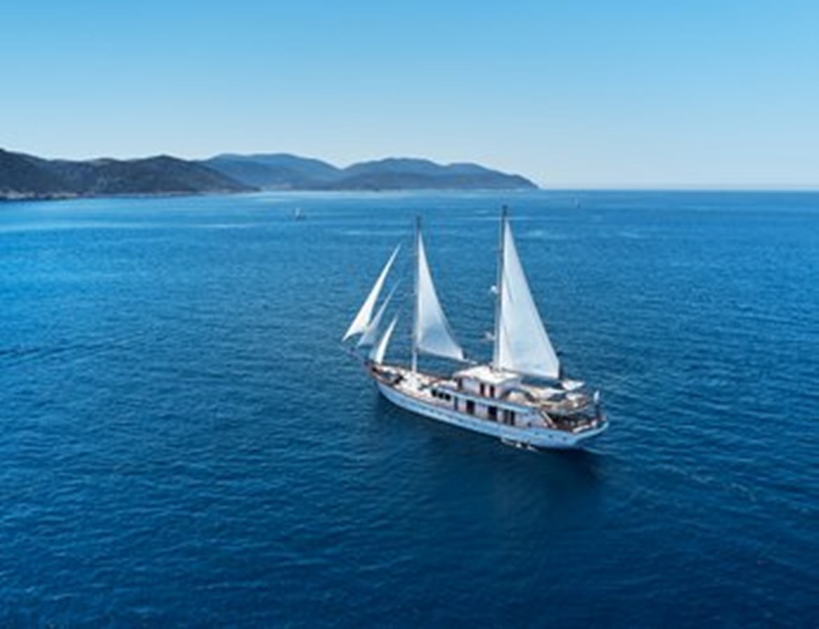 https://s3.amazonaws.com/boss.yatco.com/ForCharter/Vessel/Photo/3120/large_24149.jpg