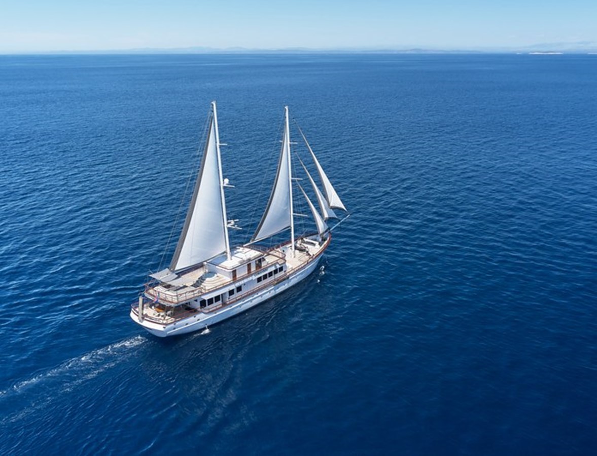 https://s3.amazonaws.com/boss.yatco.com/ForCharter/Vessel/Photo/3120/large_24151.jpg