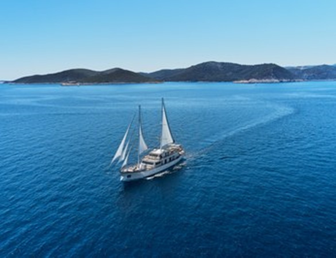 https://s3.amazonaws.com/boss.yatco.com/ForCharter/Vessel/Photo/3120/large_24153.jpg