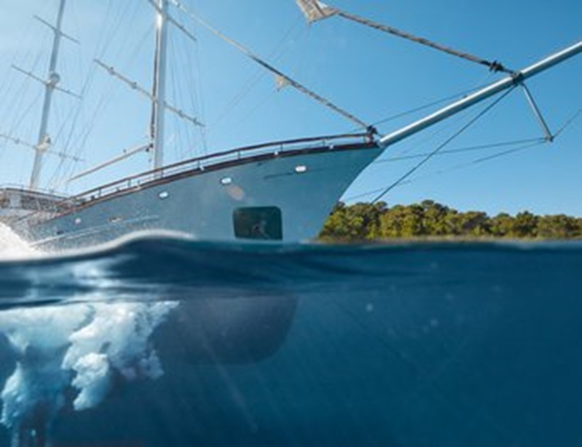 https://s3.amazonaws.com/boss.yatco.com/ForCharter/Vessel/Photo/3120/large_24155.jpg