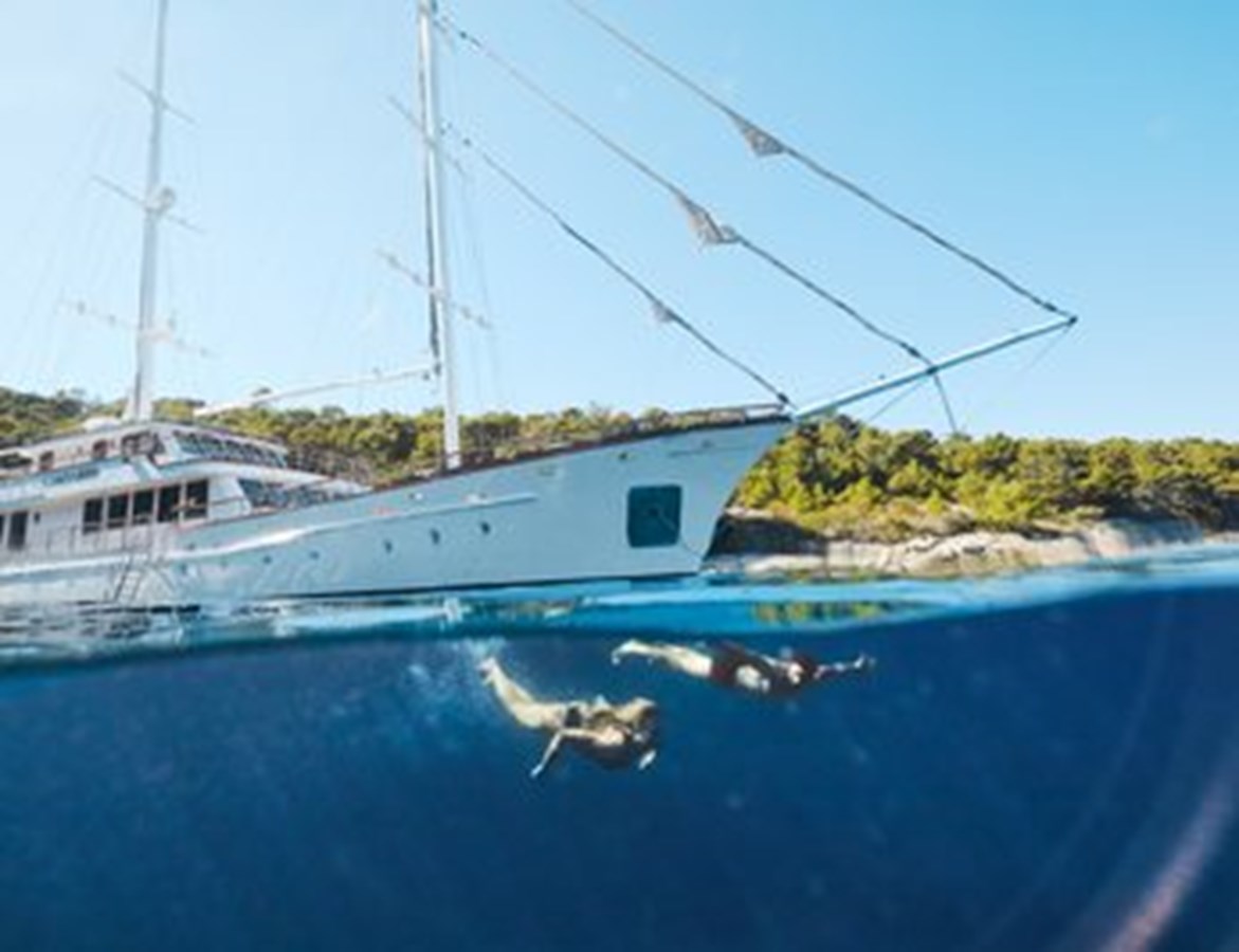https://s3.amazonaws.com/boss.yatco.com/ForCharter/Vessel/Photo/3120/large_24156.jpg