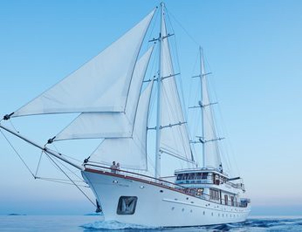 https://s3.amazonaws.com/boss.yatco.com/ForCharter/Vessel/Photo/3120/large_24159.jpg