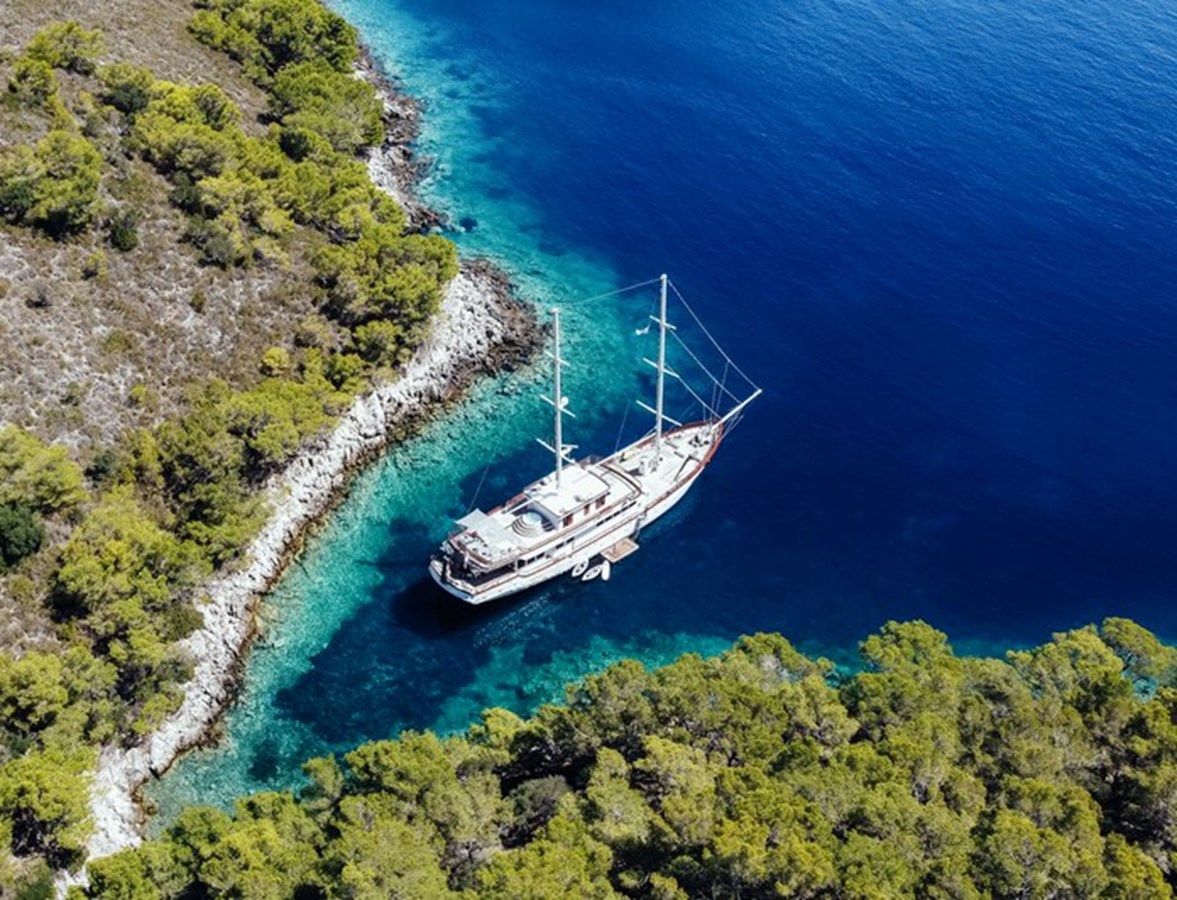 https://s3.amazonaws.com/boss.yatco.com/ForCharter/Vessel/Photo/3120/large_24160.jpg