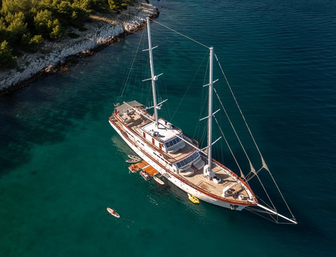 https://s3.amazonaws.com/boss.yatco.com/ForCharter/Vessel/Photo/3120/large_24161.jpg