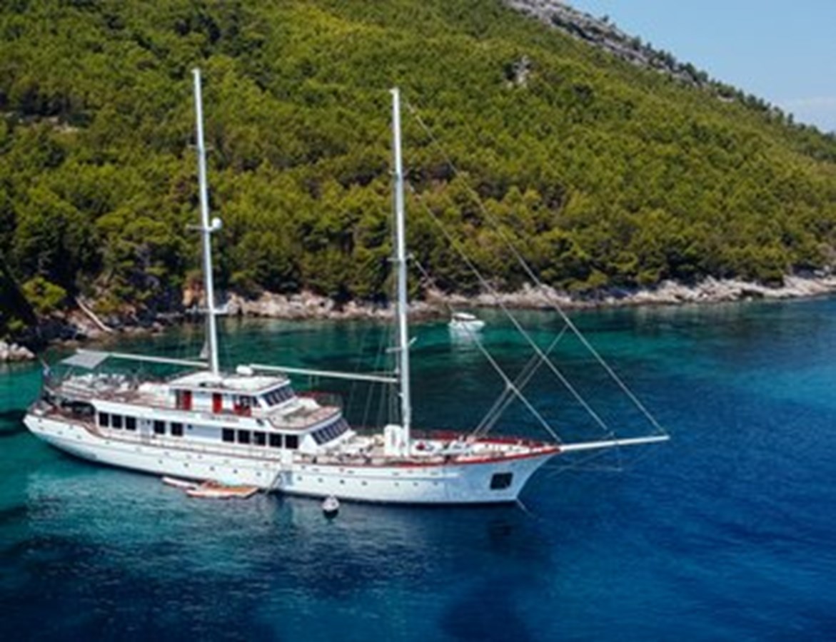 https://s3.amazonaws.com/boss.yatco.com/ForCharter/Vessel/Photo/3120/large_24163.jpg