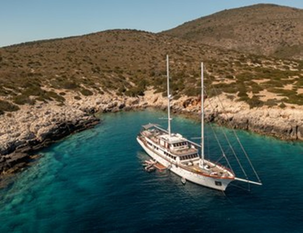 https://s3.amazonaws.com/boss.yatco.com/ForCharter/Vessel/Photo/3120/large_24164.jpg