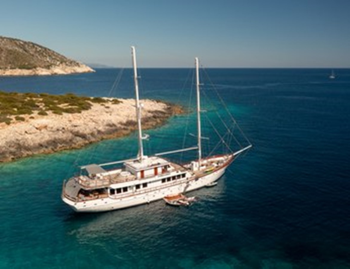 https://s3.amazonaws.com/boss.yatco.com/ForCharter/Vessel/Photo/3120/large_24165.jpg