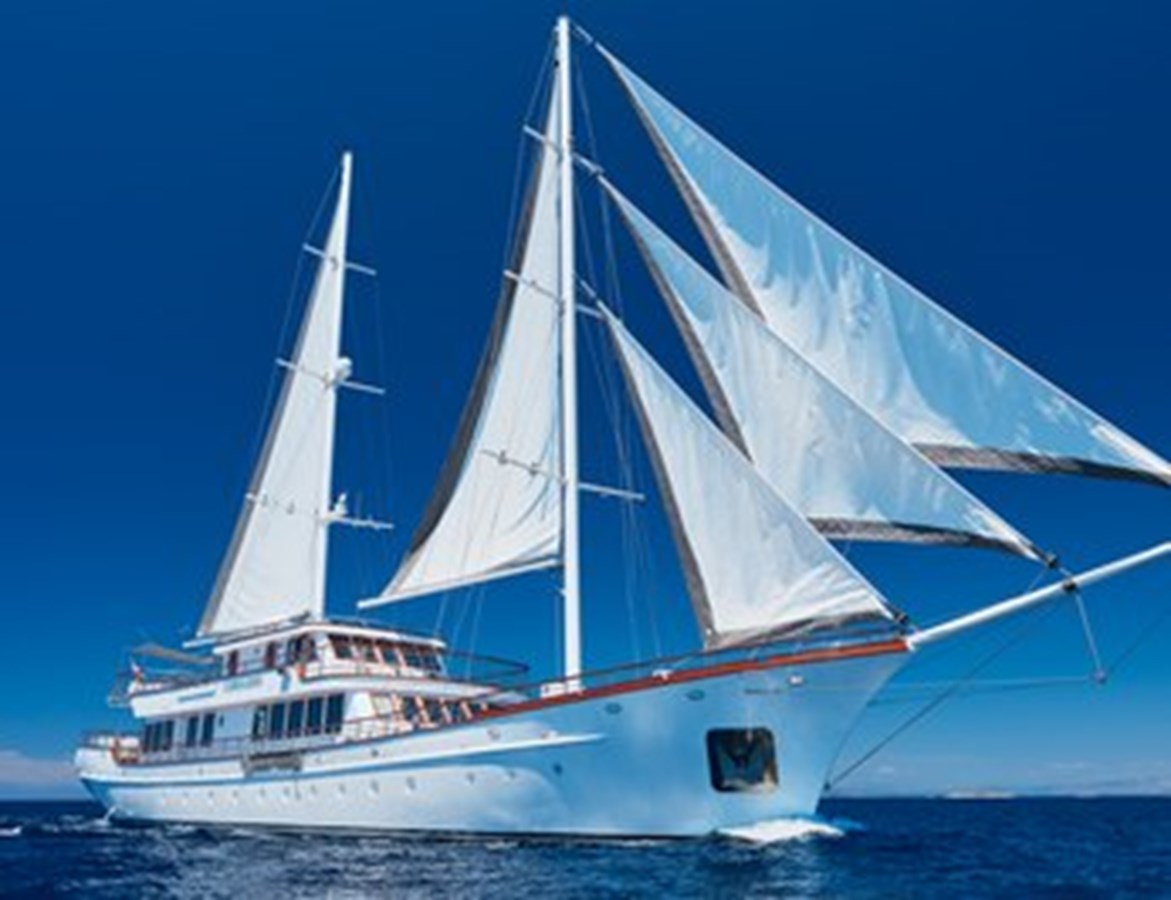 https://s3.amazonaws.com/boss.yatco.com/ForCharter/Vessel/Photo/3120/large_24168.jpg