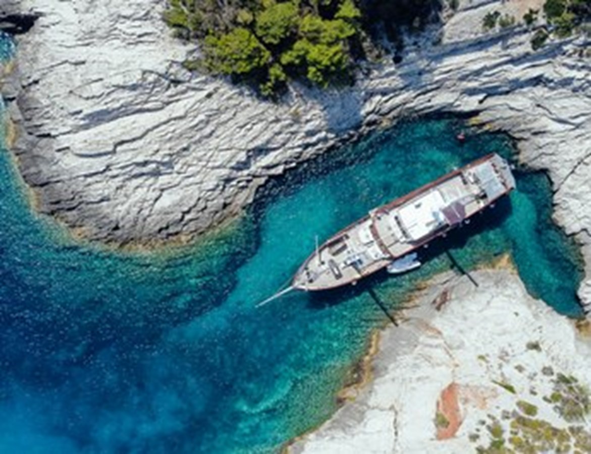 https://s3.amazonaws.com/boss.yatco.com/ForCharter/Vessel/Photo/3120/large_24170.jpg