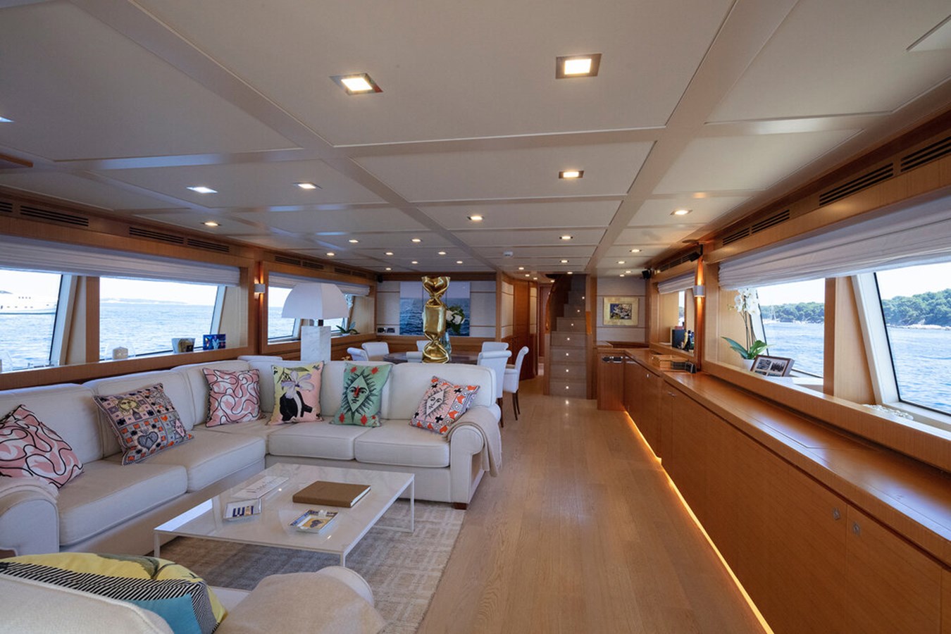 https://s3.amazonaws.com/boss.yatco.com/ForCharter/Vessel/Photo/3150/large_23132.jpg
